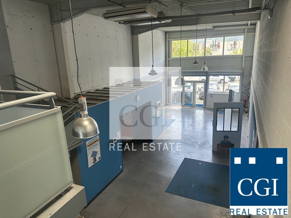 Local commercial · 242 m² · Location — photo 3