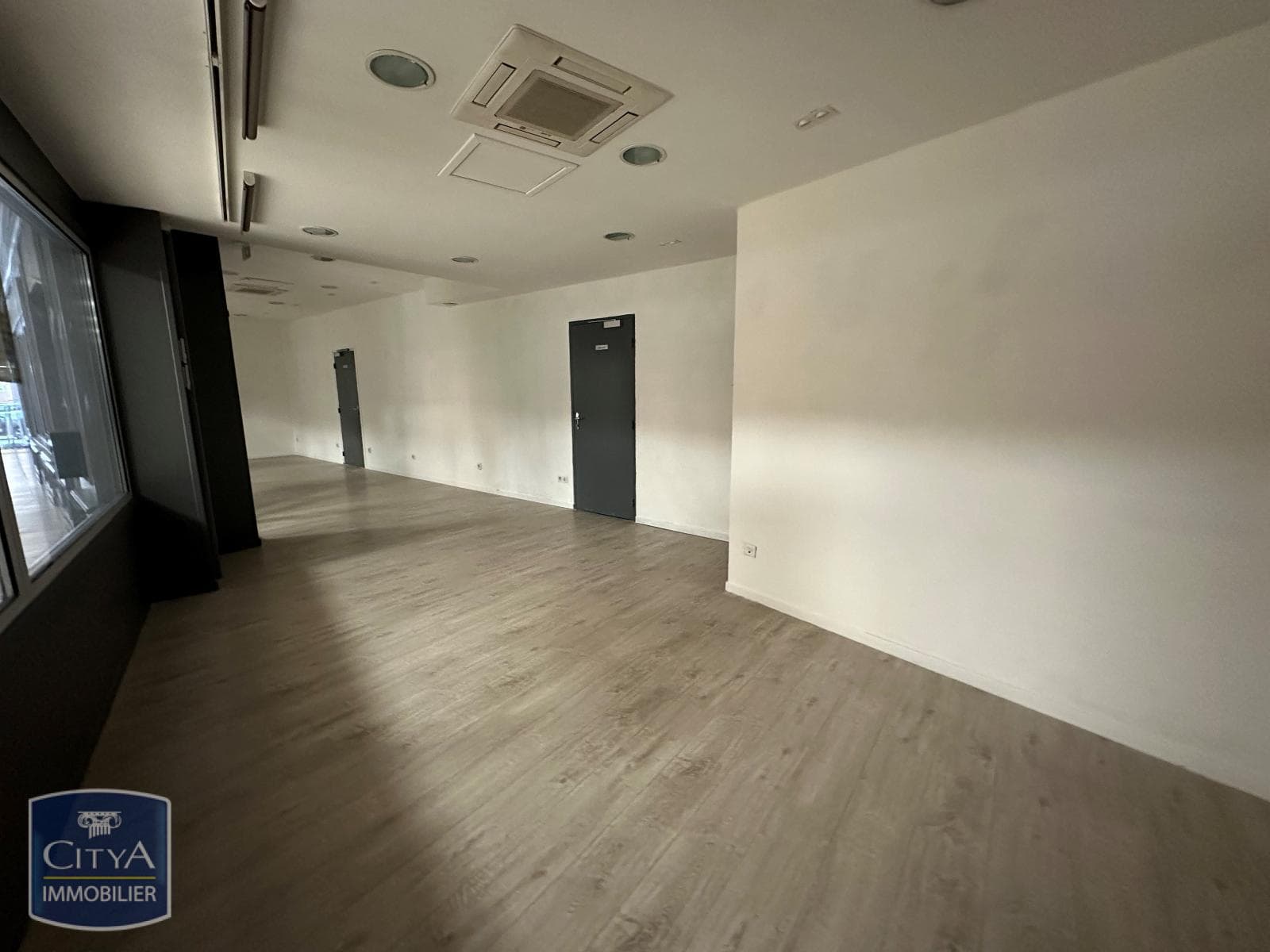 Local commercial 40 m² — CAMBRAI — photo 1