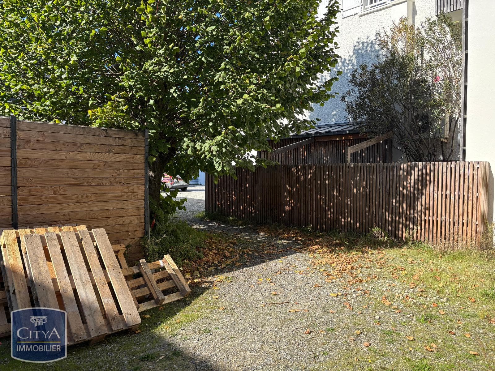 Local commercial · Location — photo 2