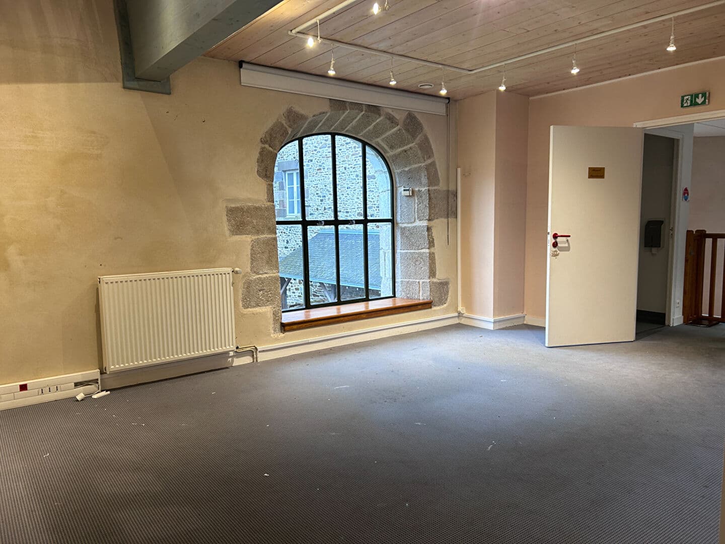 Local commercial · 98 m² · Location — photo 2