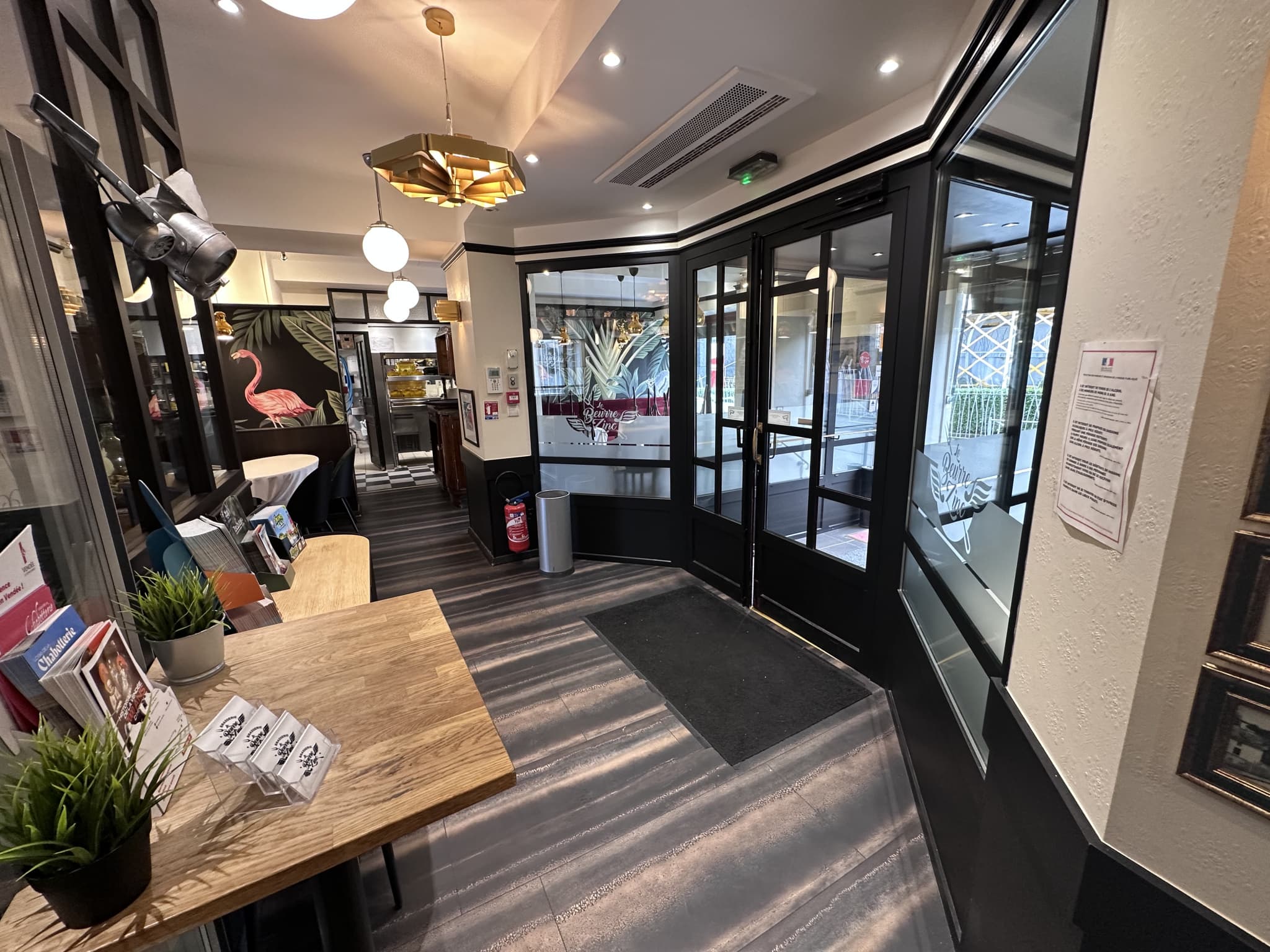 Local commercial 400 m² — LA ROCHE SUR YON — photo 1