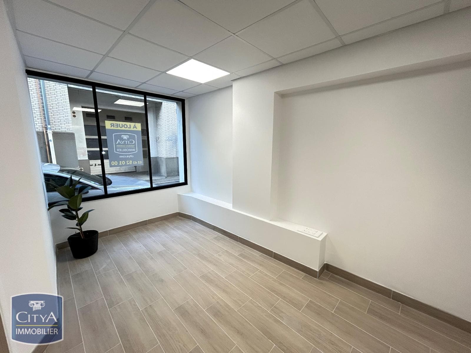 Local commercial · 94 m² · Location — photo 1