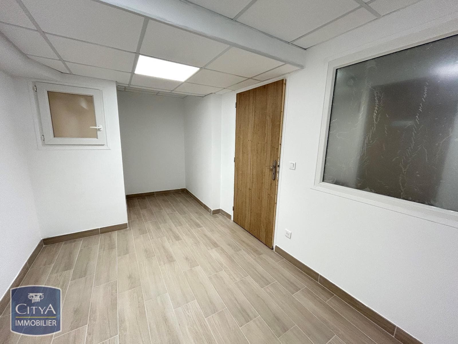 Local commercial · 94 m² · Location — photo 3