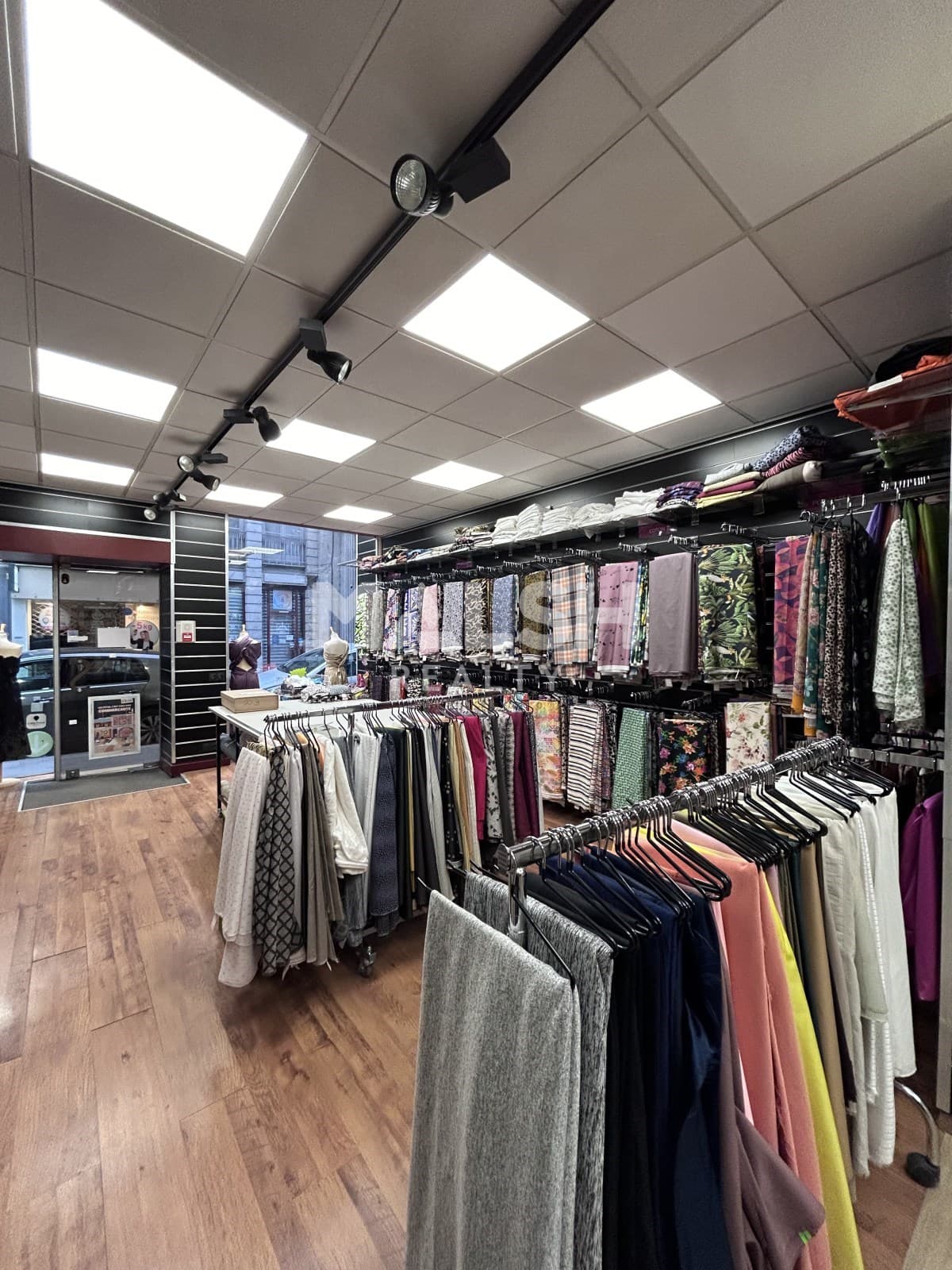 Local commercial 48 m² — RHONE — photo 1