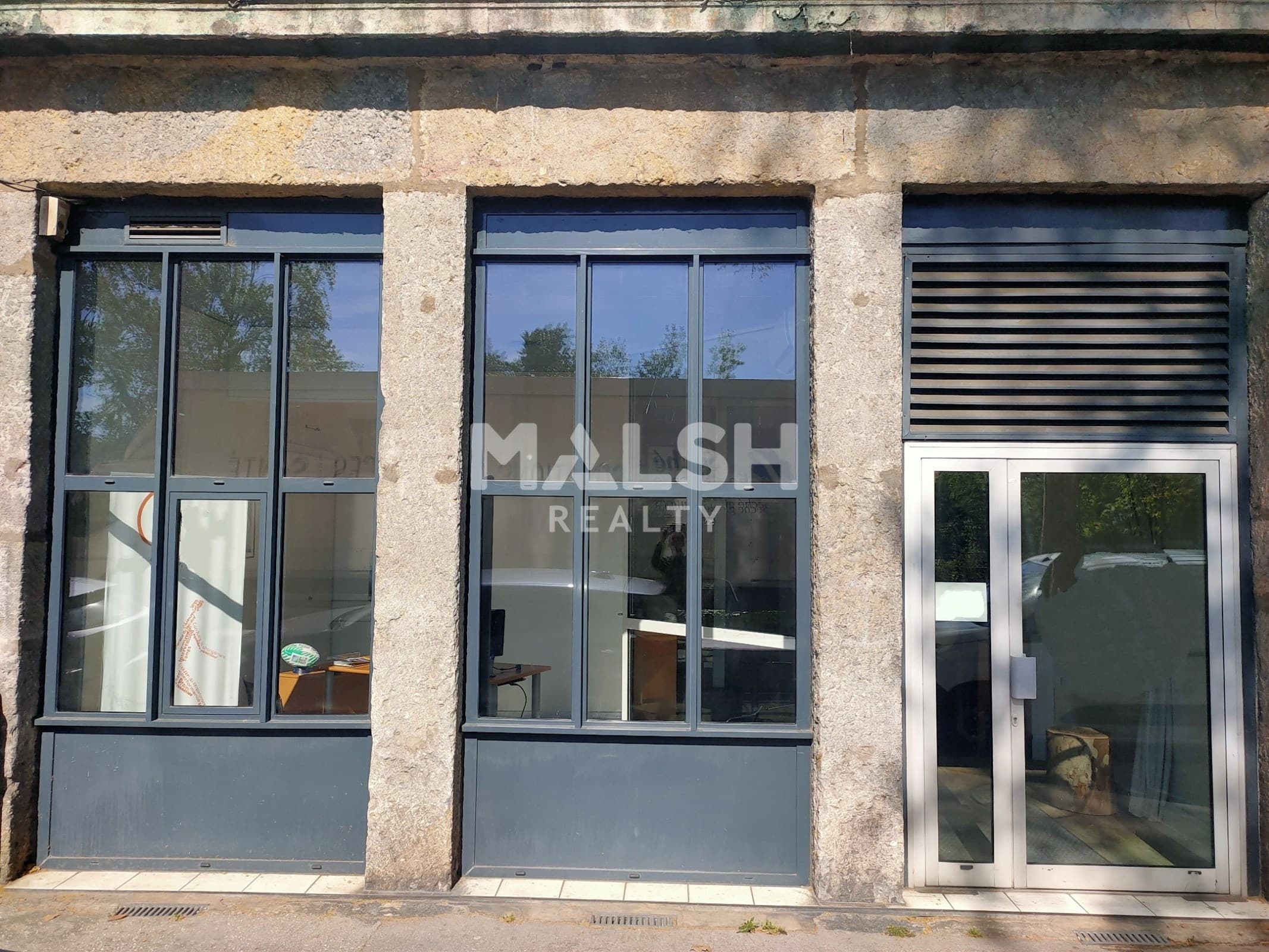 Local commercial 56 m² — RHONE — photo 1