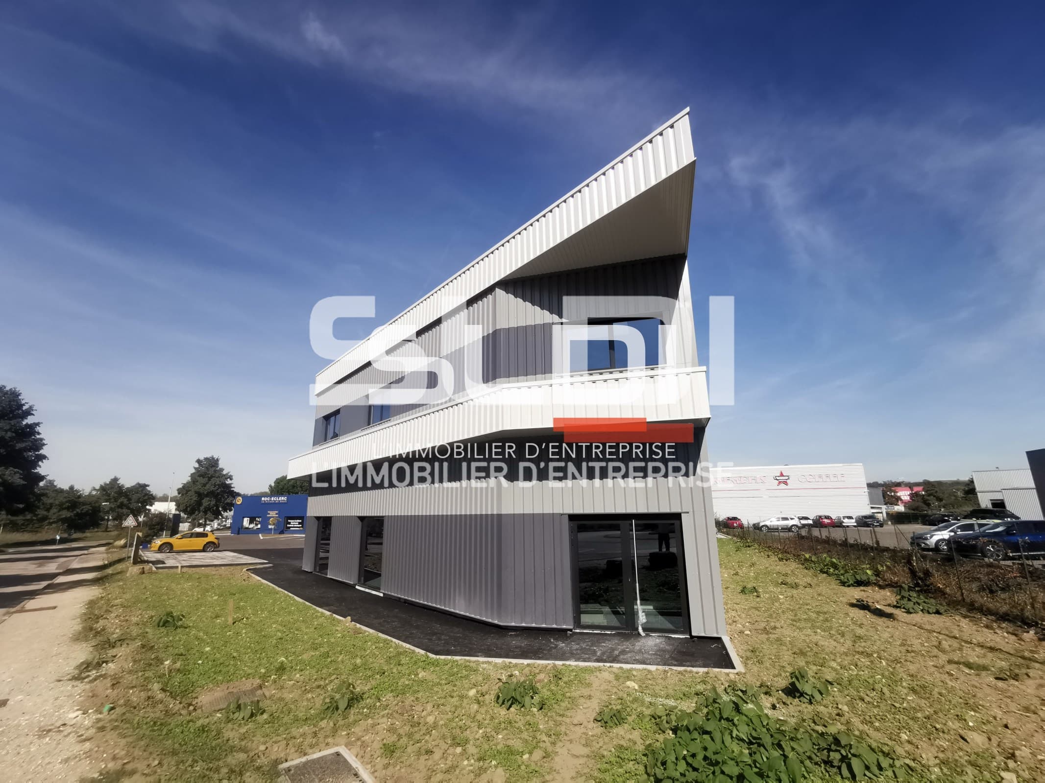 Local commercial 594 m² — BOURGOIN JALLIEU — photo 1