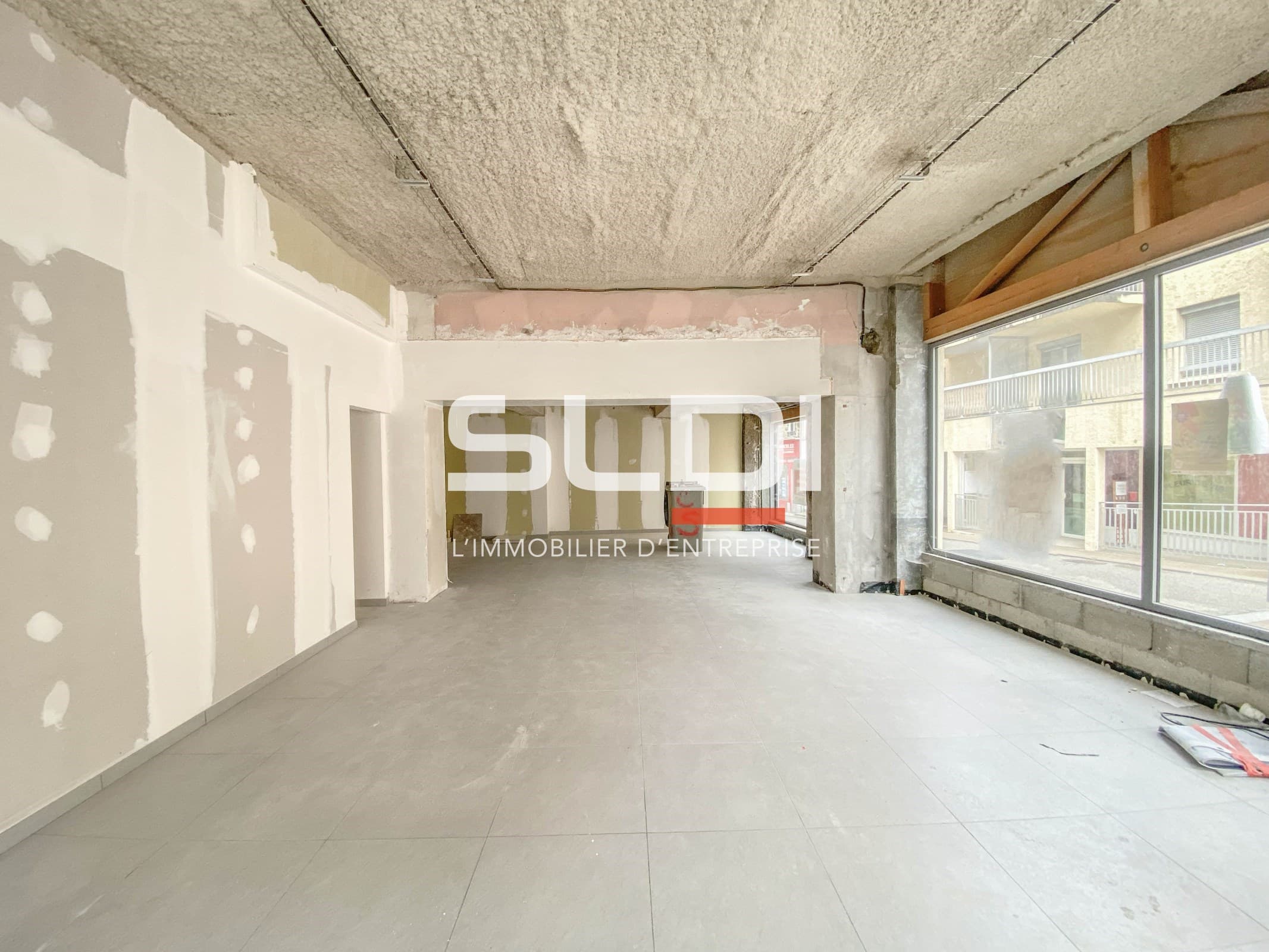 Local commercial 110 m² — AMBERIEU EN BUGEY — photo 1