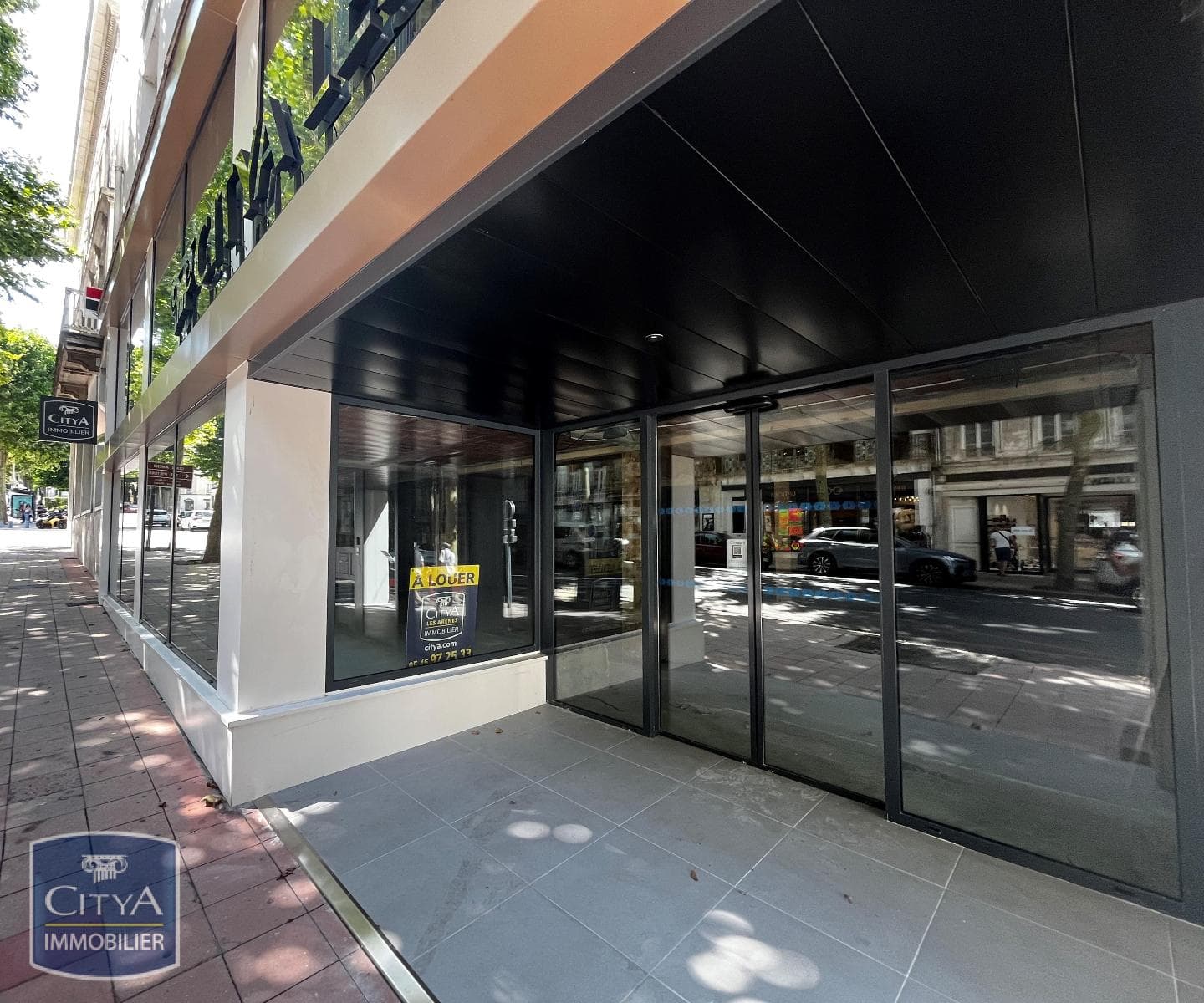 Local commercial · 406 m² · Location — photo 1