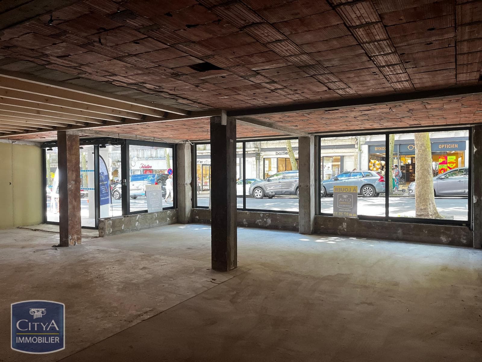 Local commercial · 406 m² · Location — photo 3