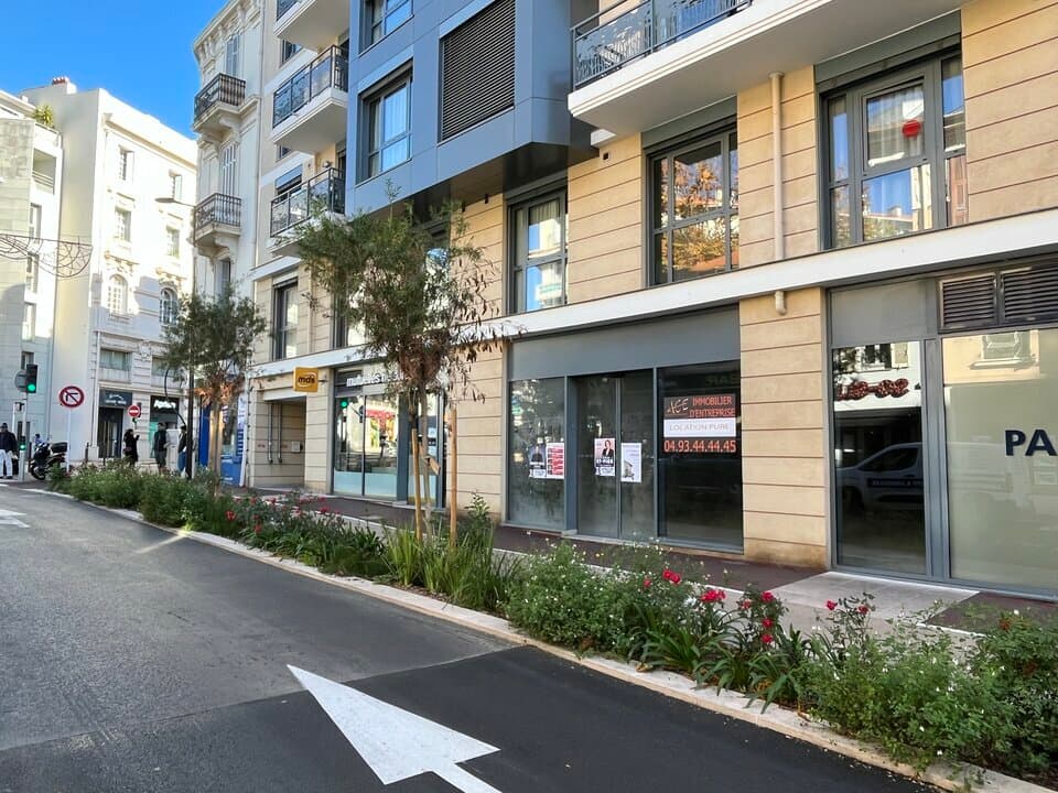 Local commercial · 221 m² · Location — photo 2