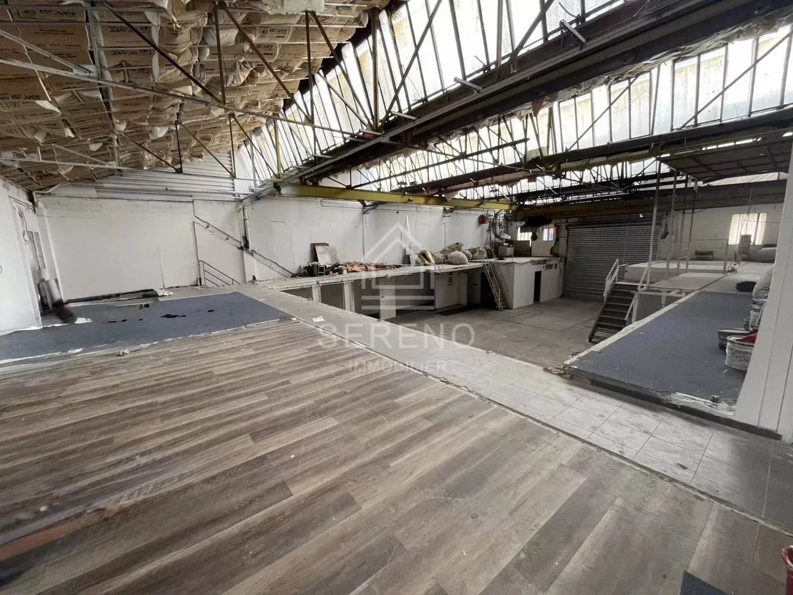 Local commercial 557 m² — MONTREUIL — photo 1