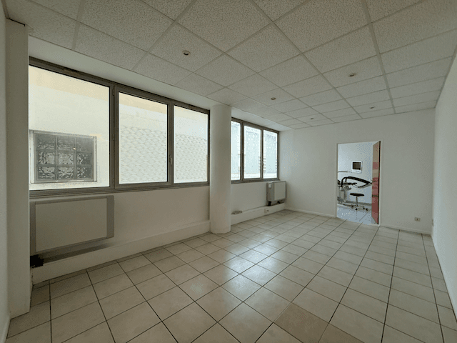 Local commercial 68 m² — NIMES — photo 1