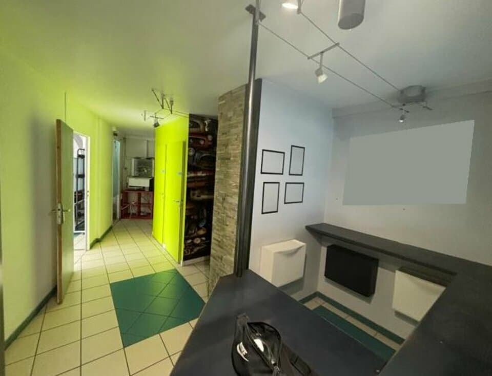 Local commercial · 147 m² · Achat des murs — photo 2