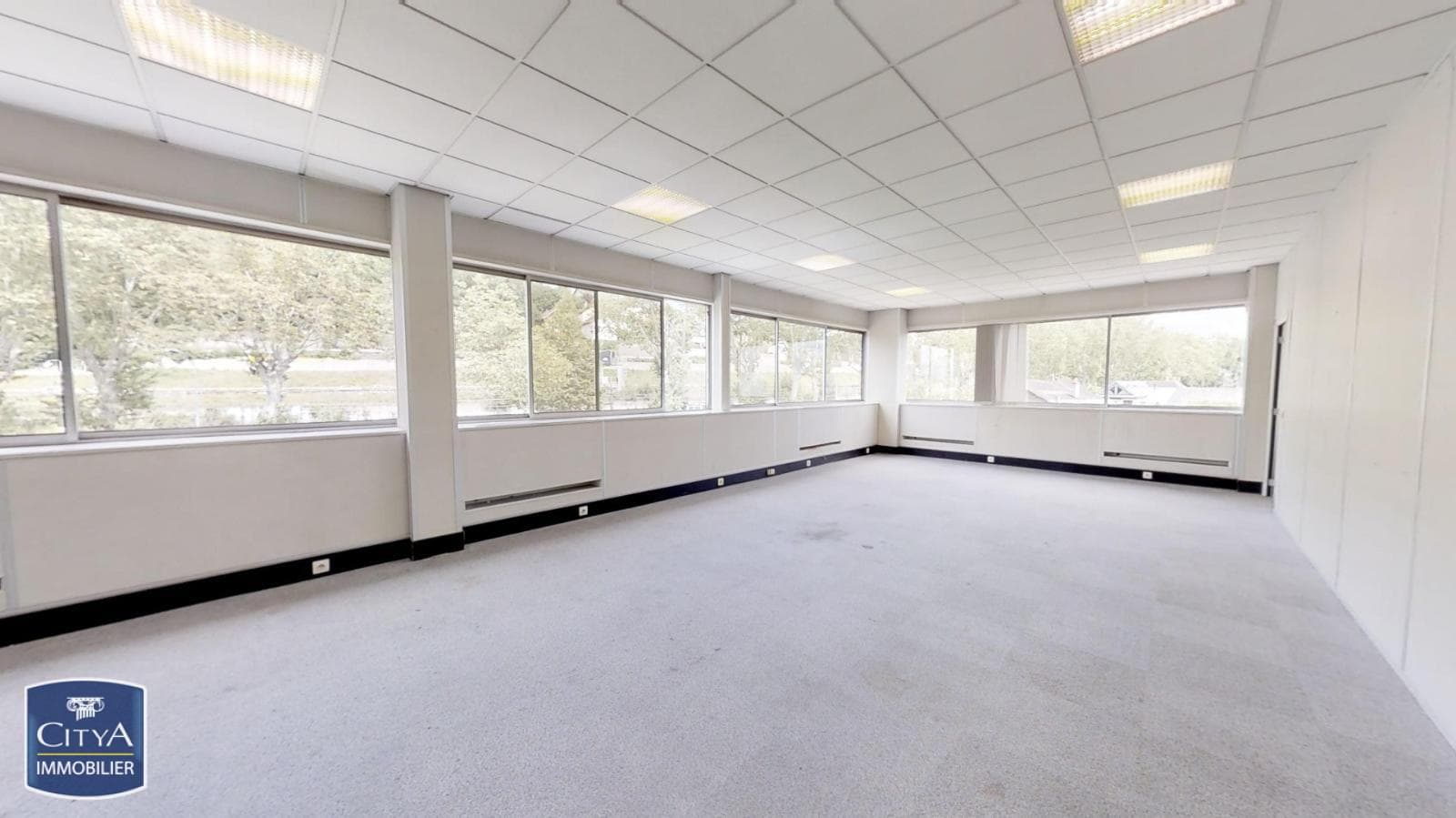Local commercial · 154 m² · Location — photo 1
