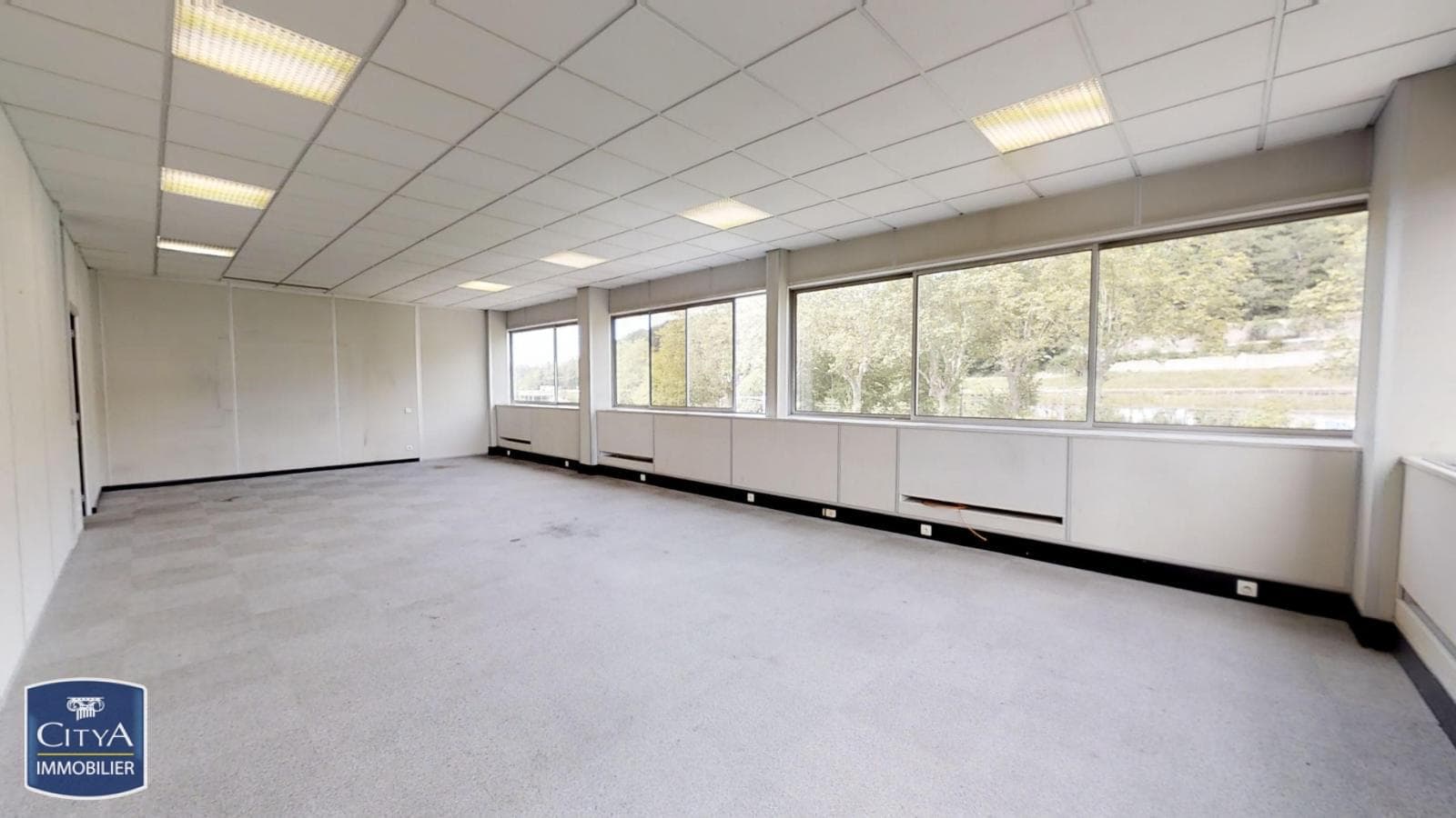 Local commercial · 154 m² · Location — photo 3