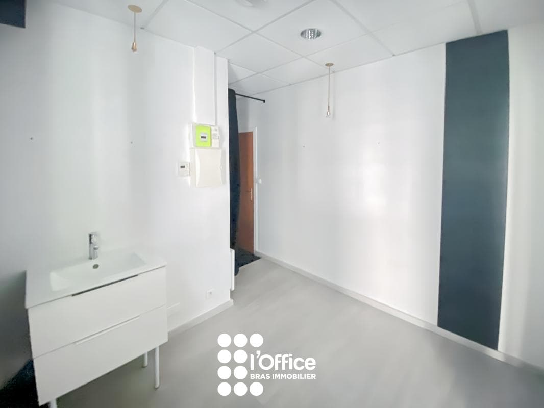 Local commercial · 61 m² · Location — photo 1