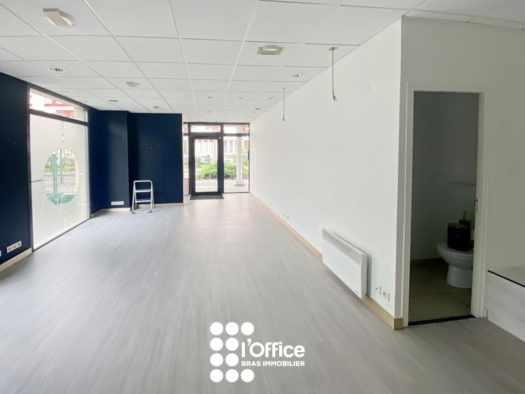 Local commercial · 61 m² · Location — photo 2