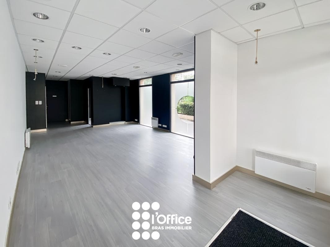 Local commercial · 61 m² · Location — photo 3
