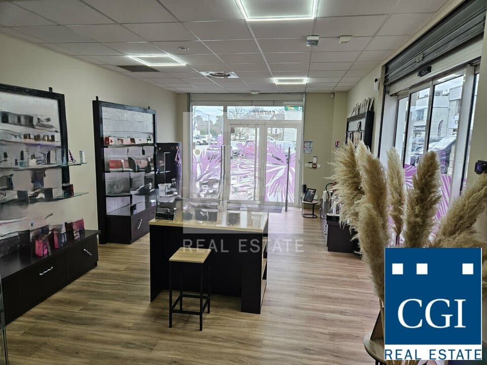 Local commercial · 97 m² · Location — photo 2