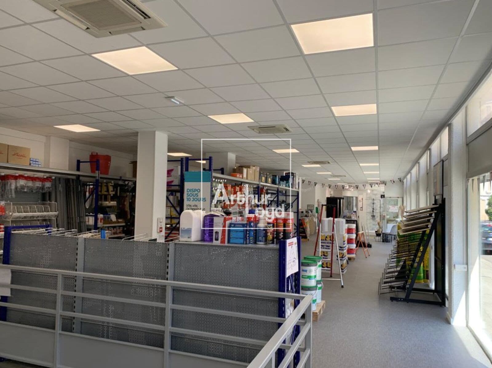 Local commercial · 697 m² · Location — photo 1