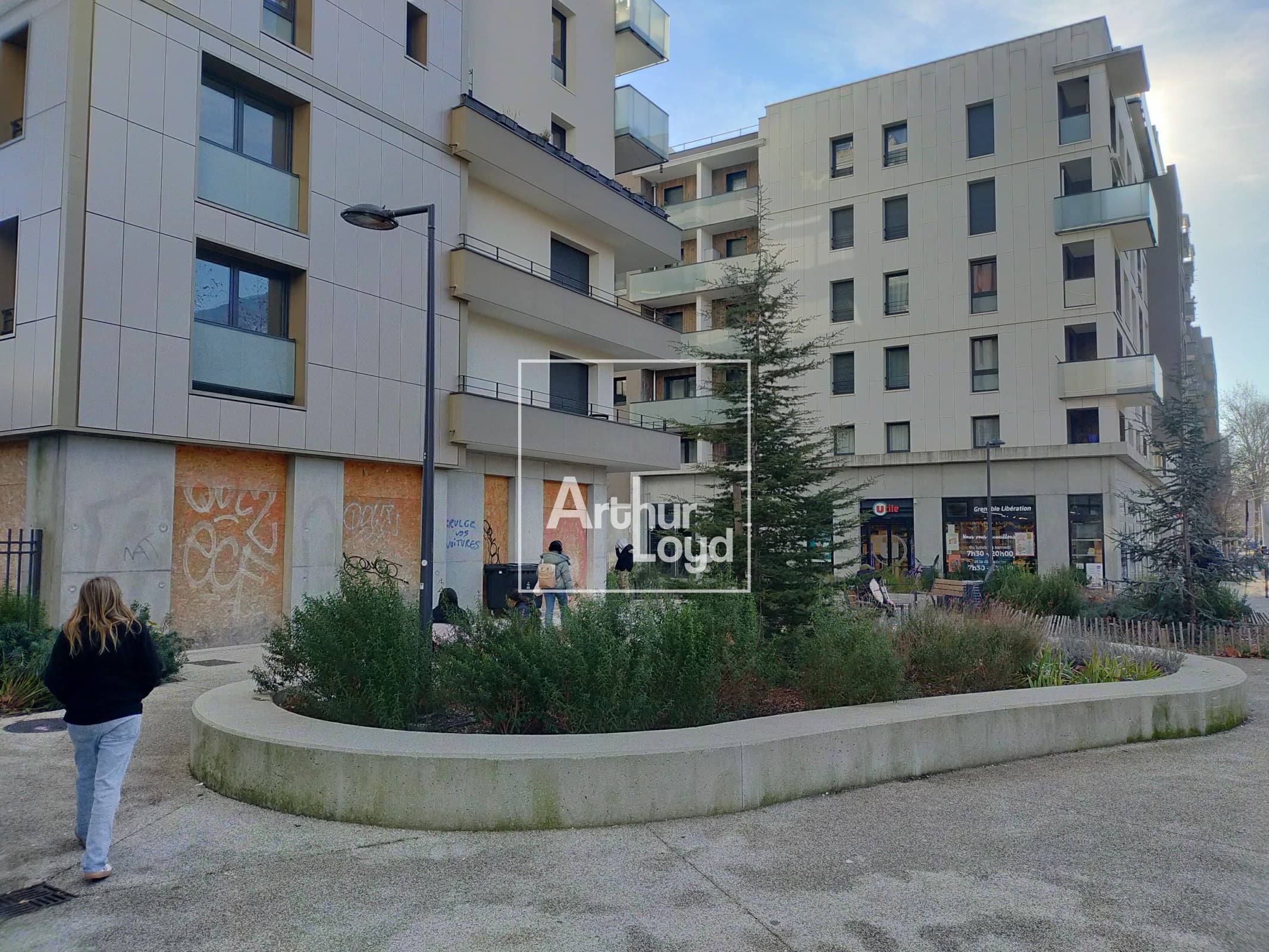 Local commercial · 76 m² · Location — photo 1