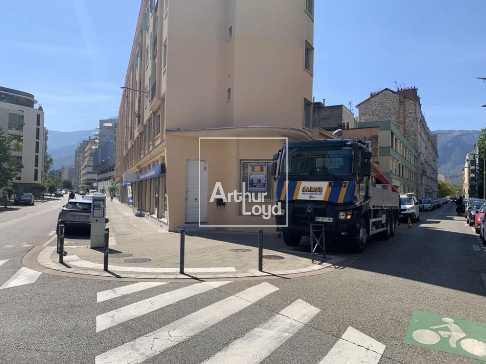 Local commercial · 697 m² · Location — photo 2