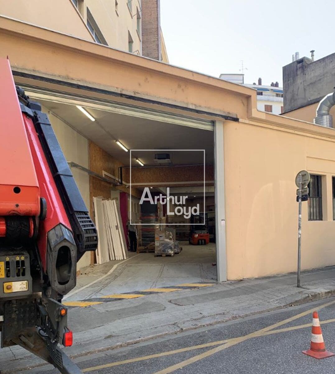 Local commercial · 697 m² · Location — photo 3