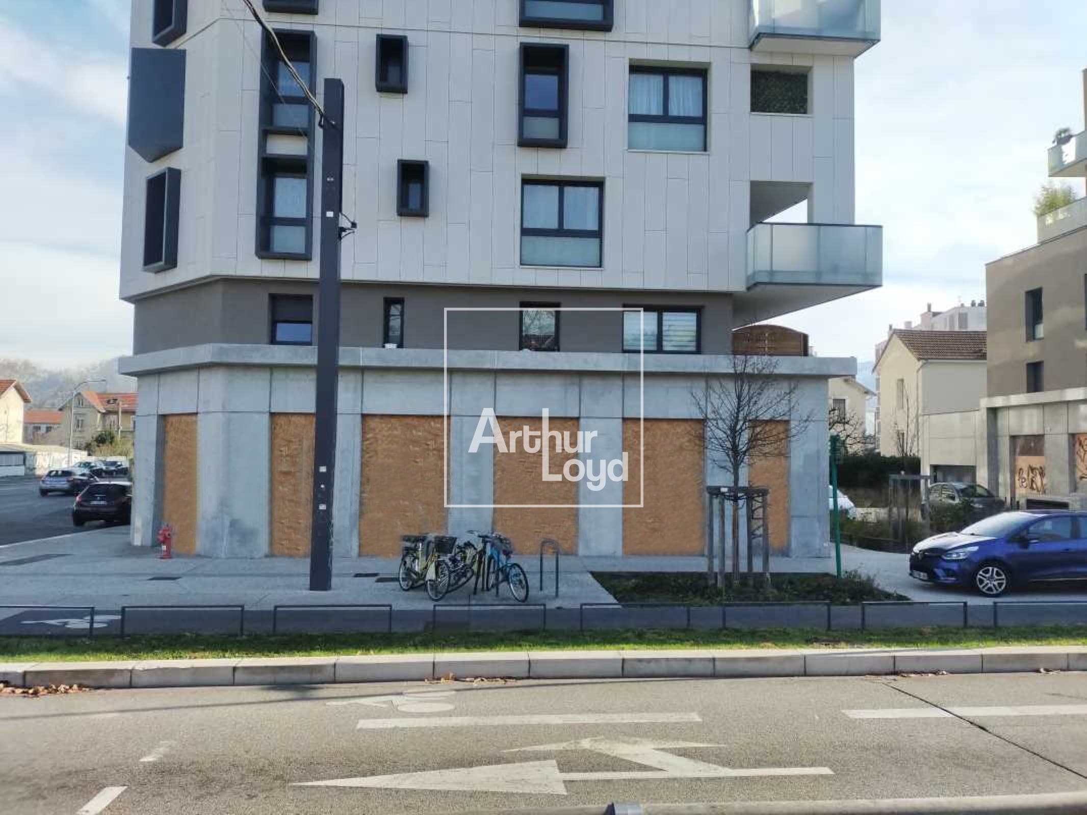 Local commercial · 83 m² · Location — photo 1
