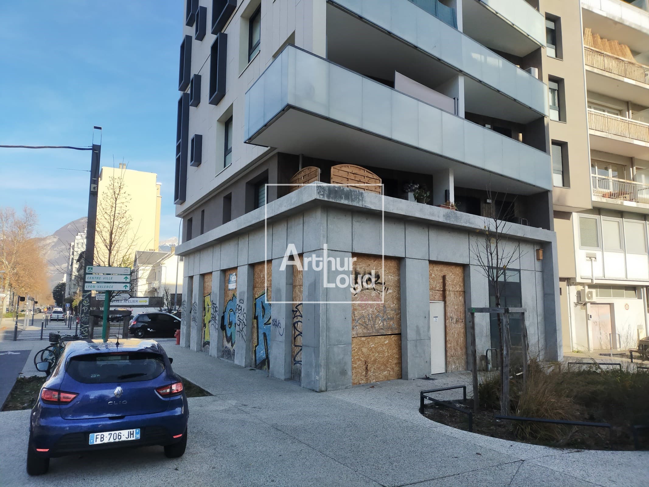 Local commercial · 83 m² · Location — photo 2