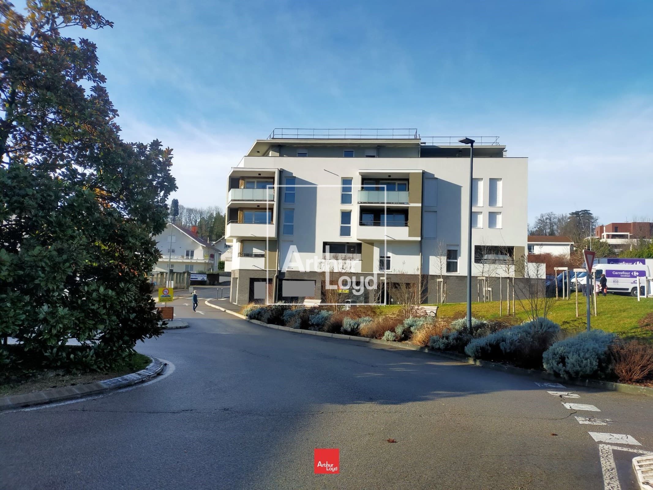 Local commercial · 329 m² · Location — photo 2