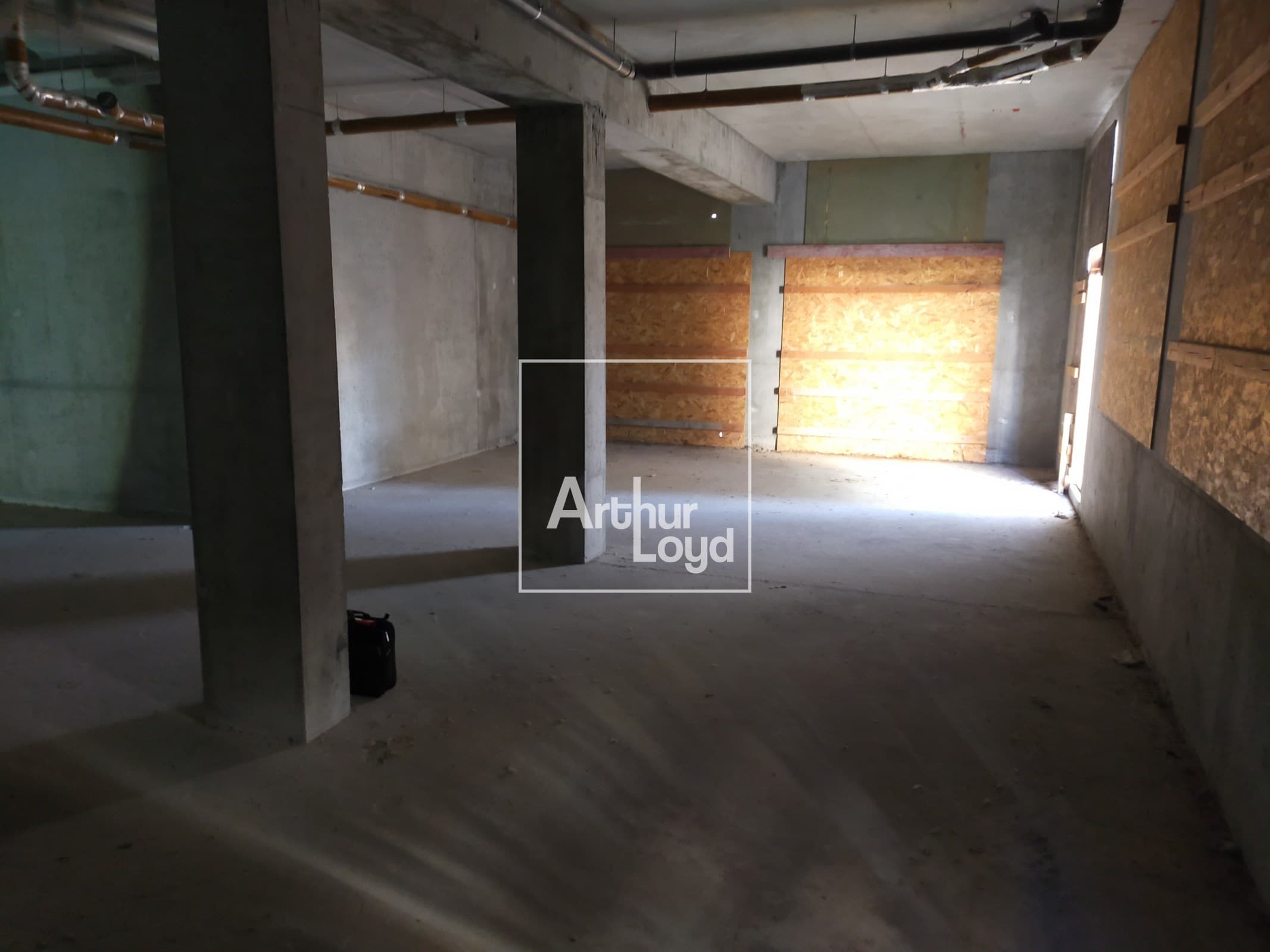 Local commercial · 141 m² · Location — photo 3
