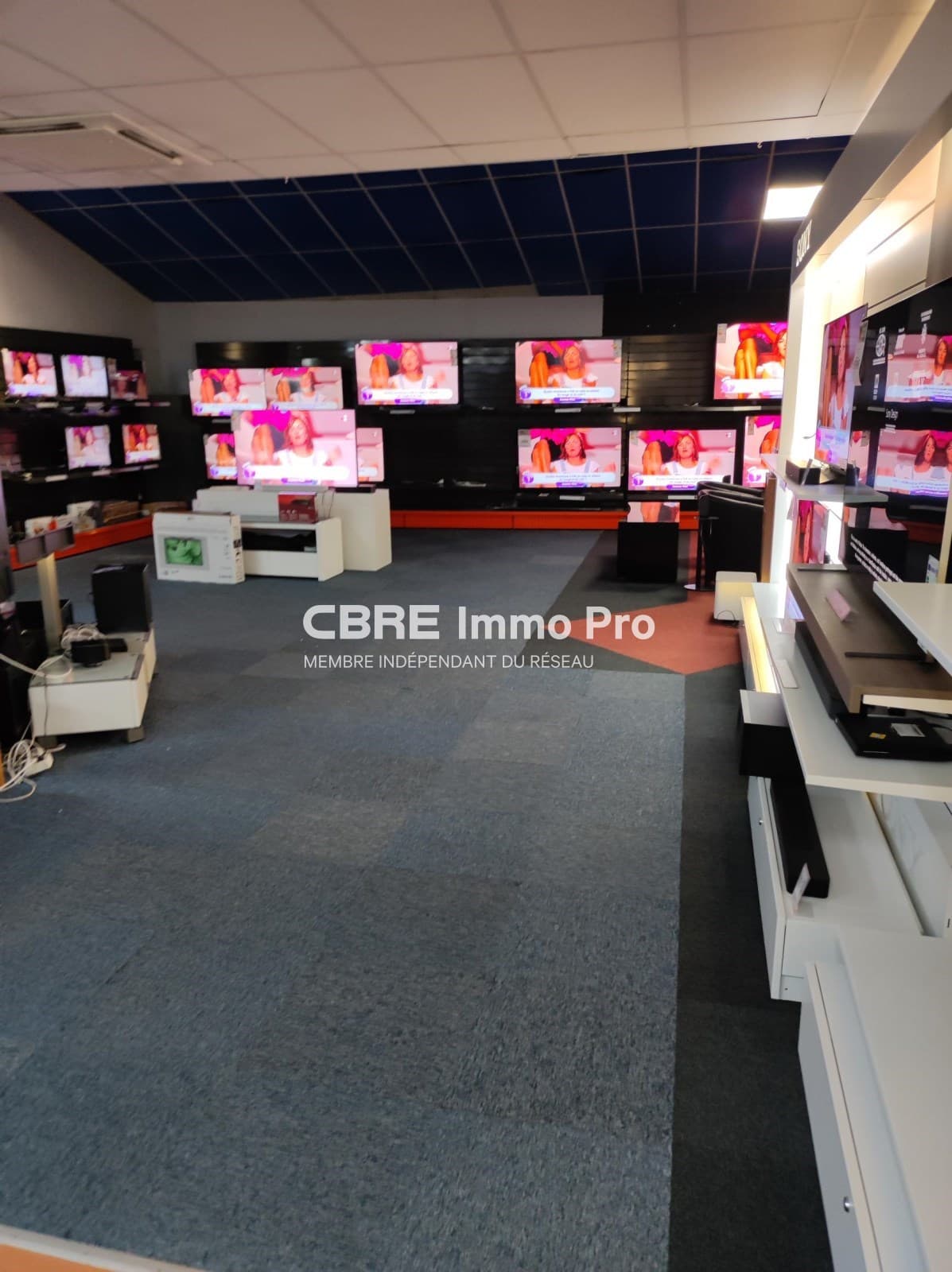 Local commercial 900 m² — CHARENTE MARITIME — photo 1