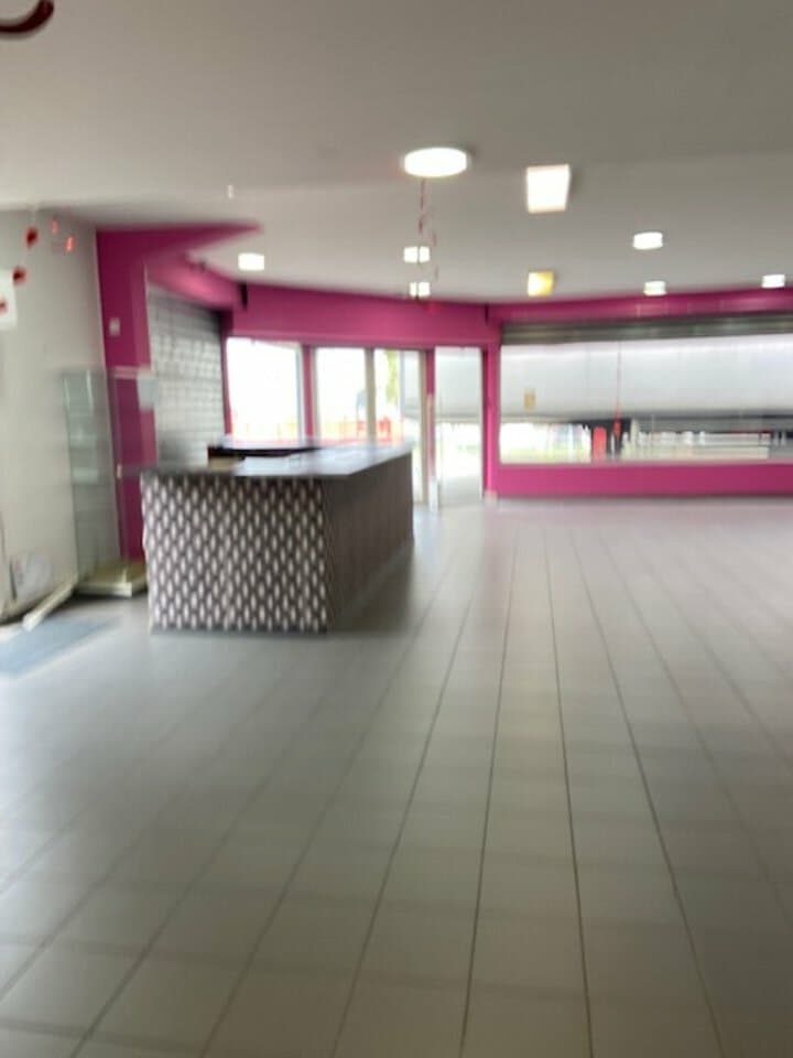 Local commercial · 385 m² · Location — photo 3