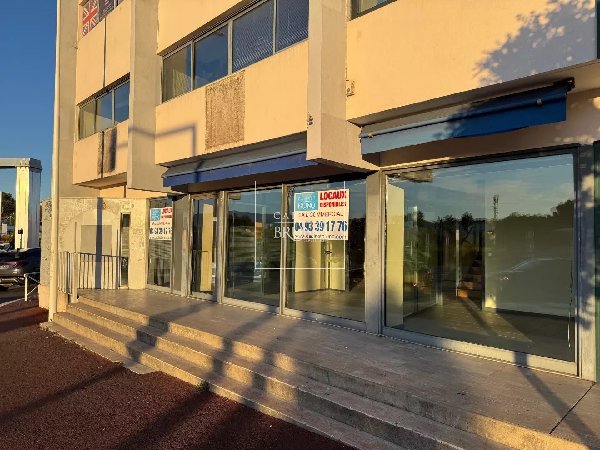 Local commercial 188 m² — ANTIBES — photo 1