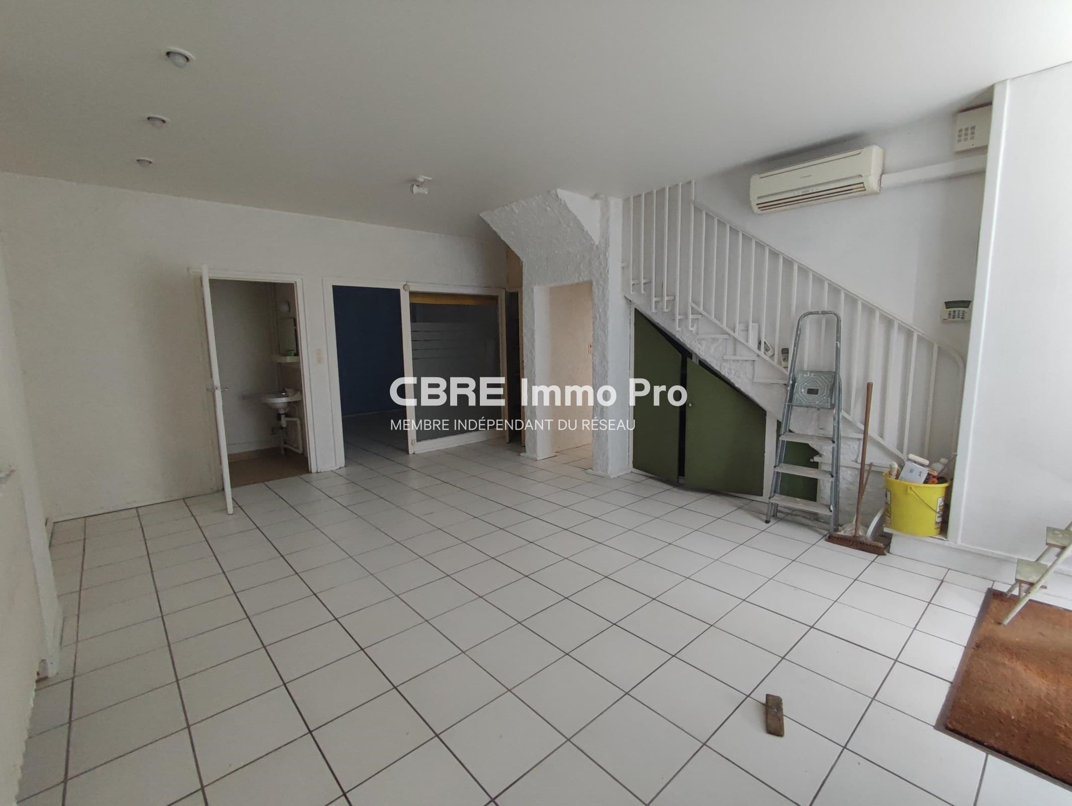 Local commercial 71 m² — VIENNE — photo 1