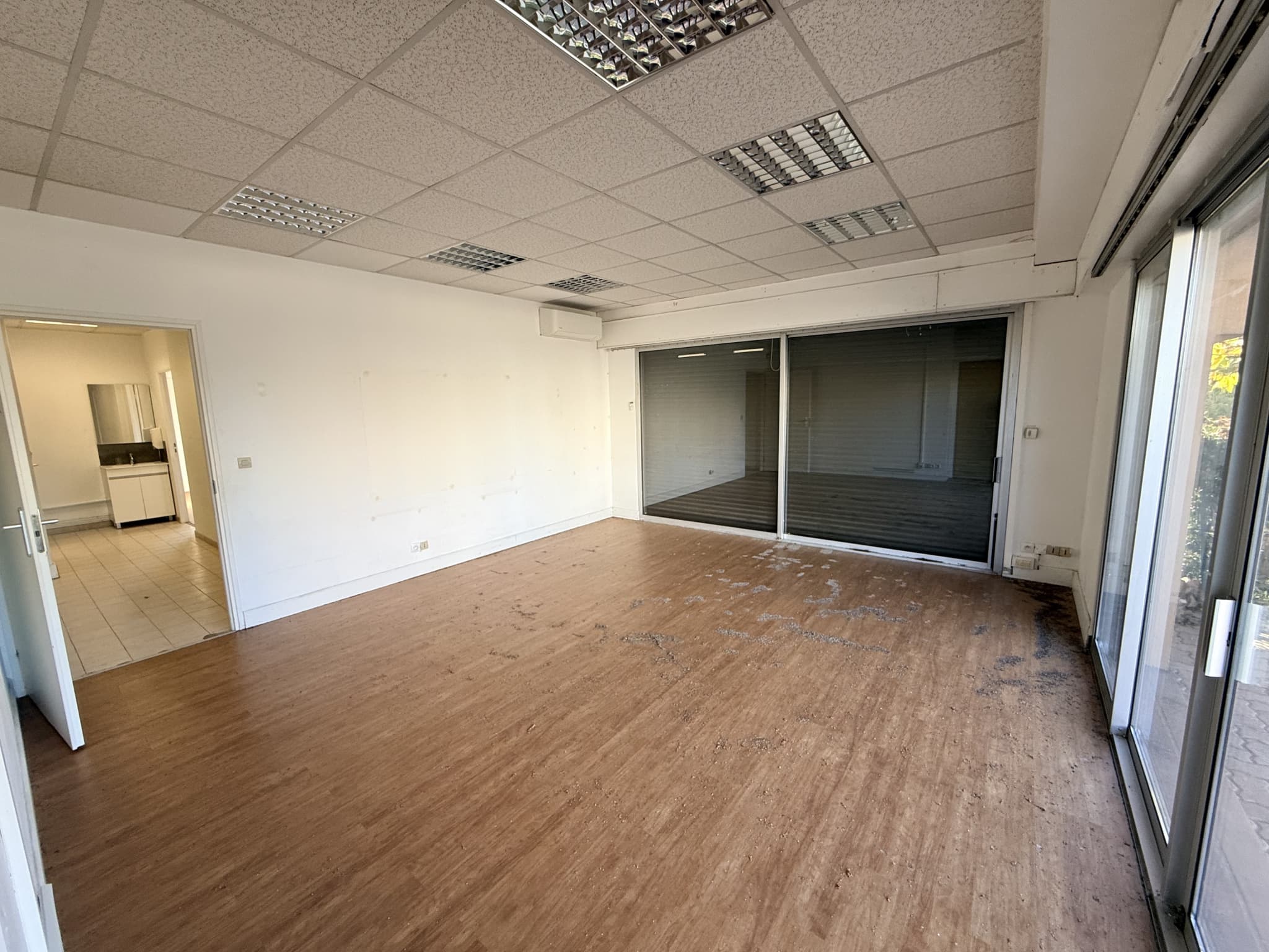 Local commercial · 130 m² · Achat des murs — photo 3