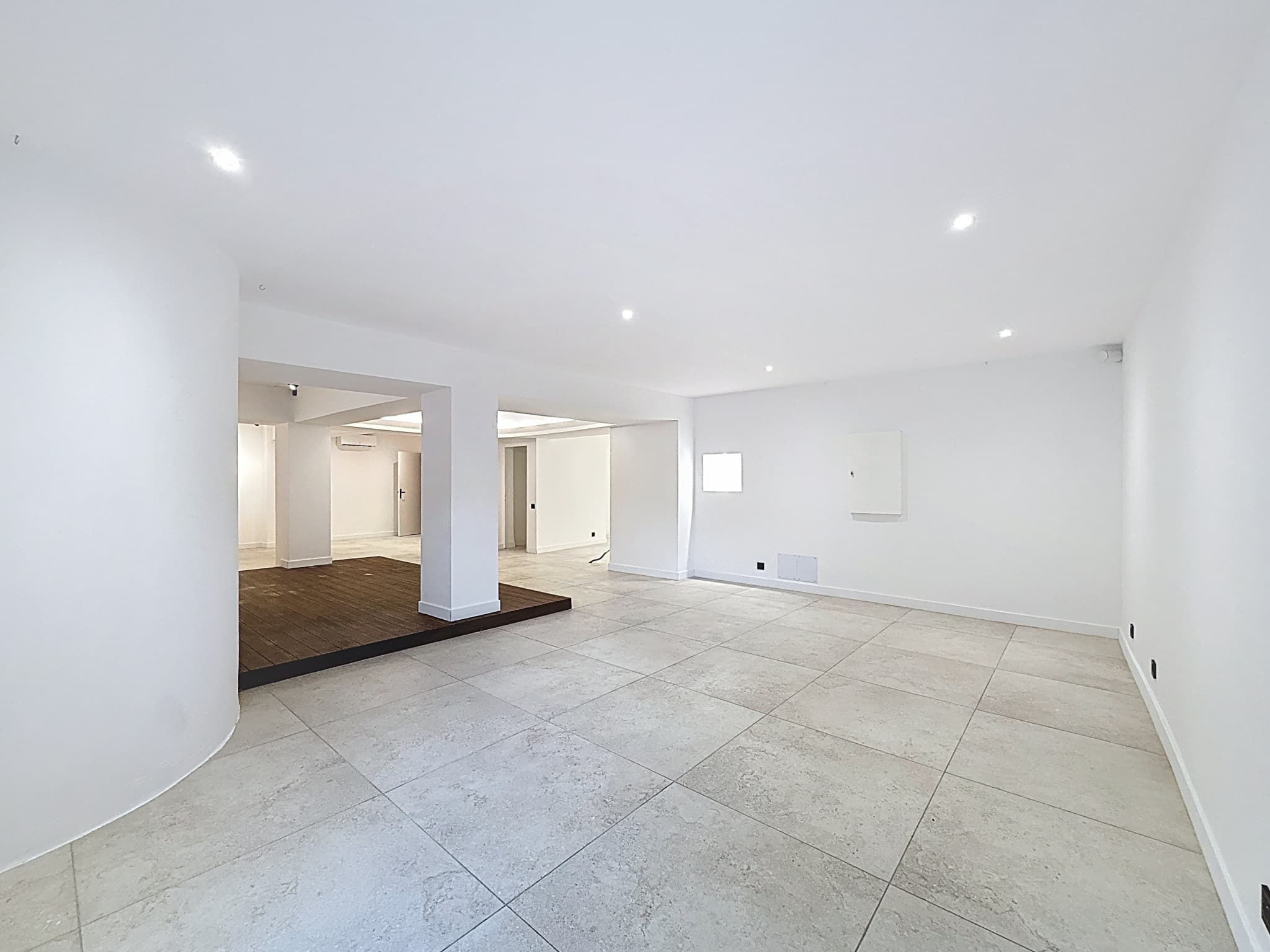 Local commercial · 143 m² · Location — photo 1