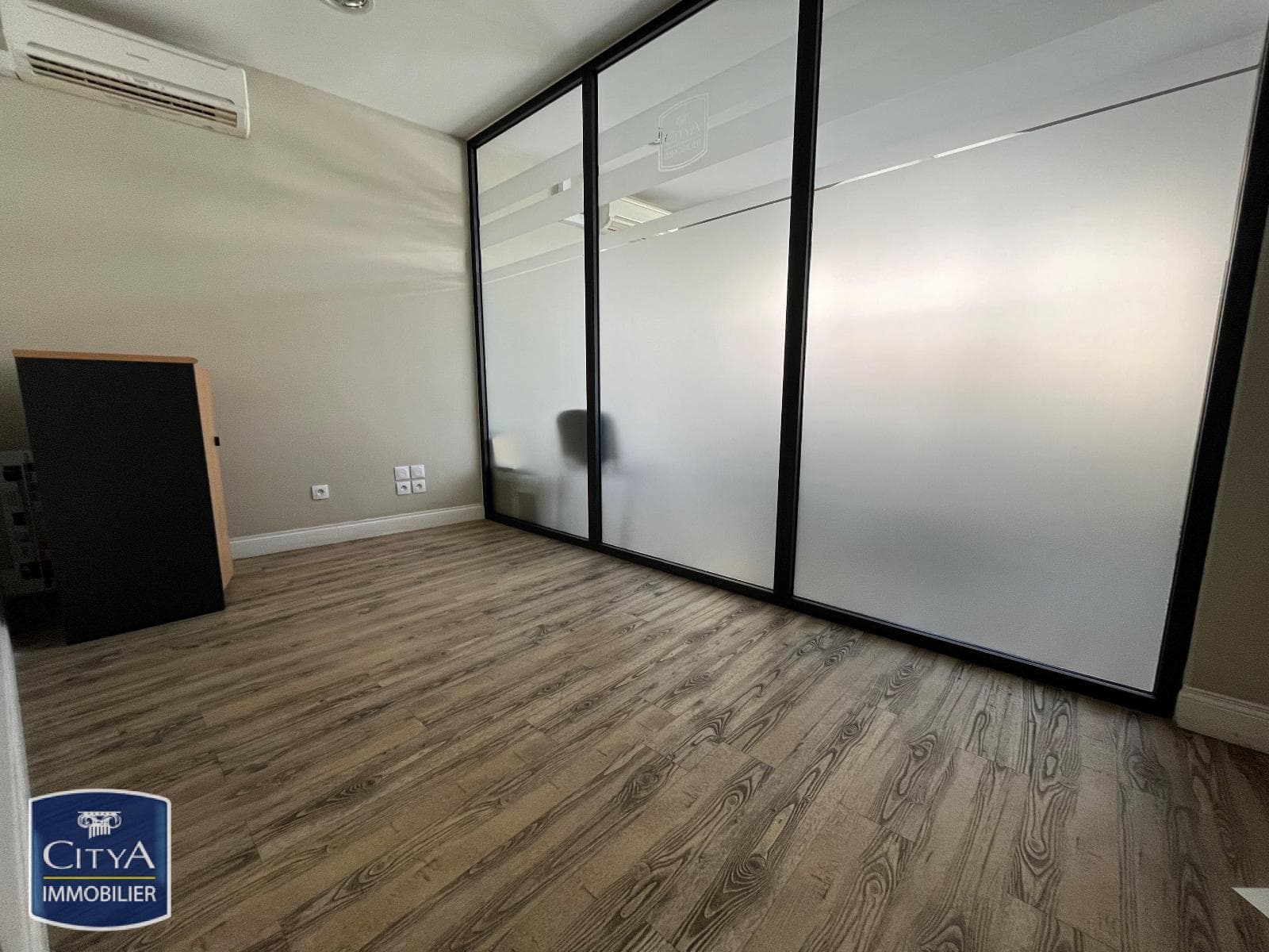 Bureau · 160 m² · Location — photo 3