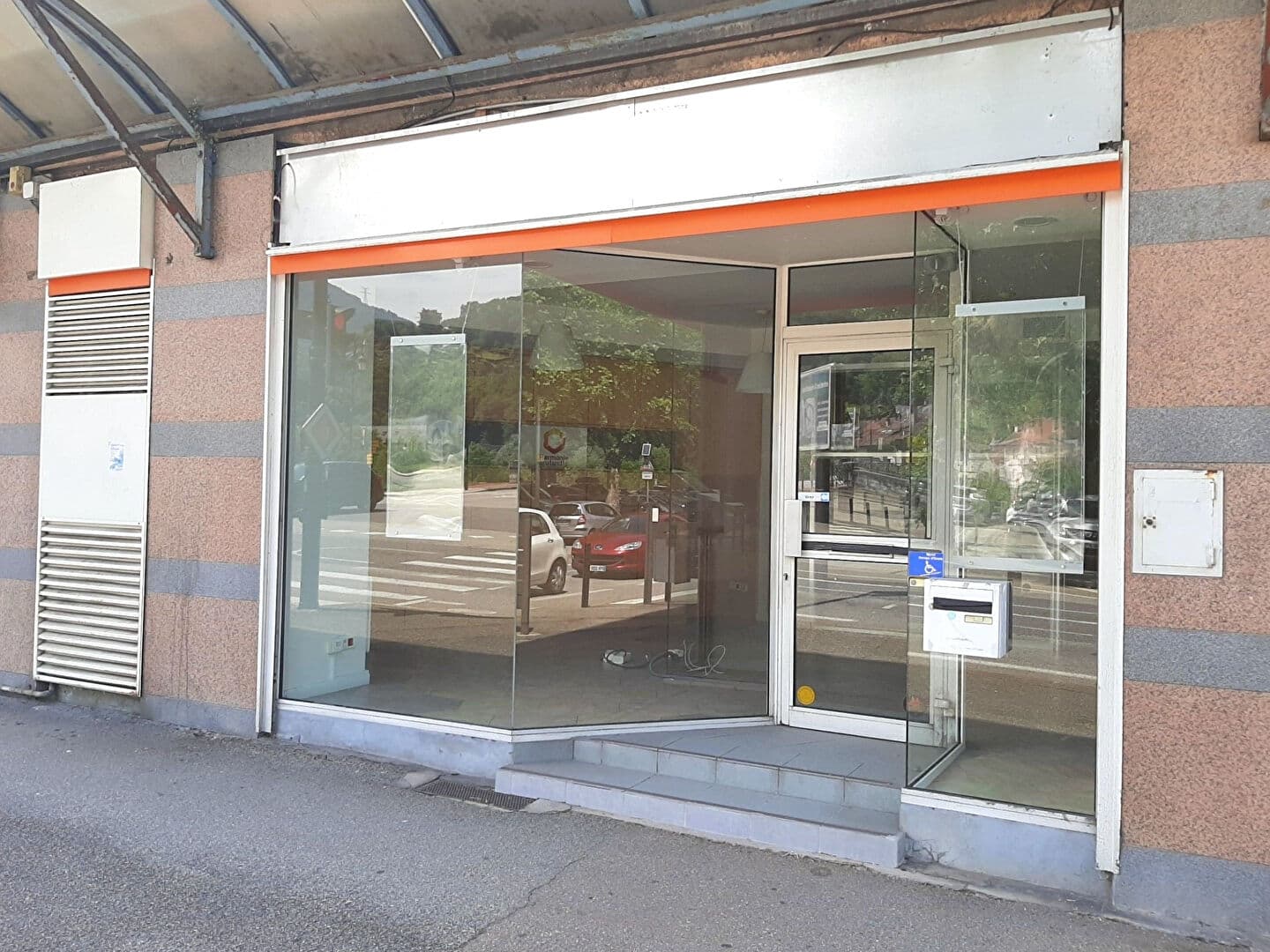 Local commercial 92 m² — SAVOIE — photo 1