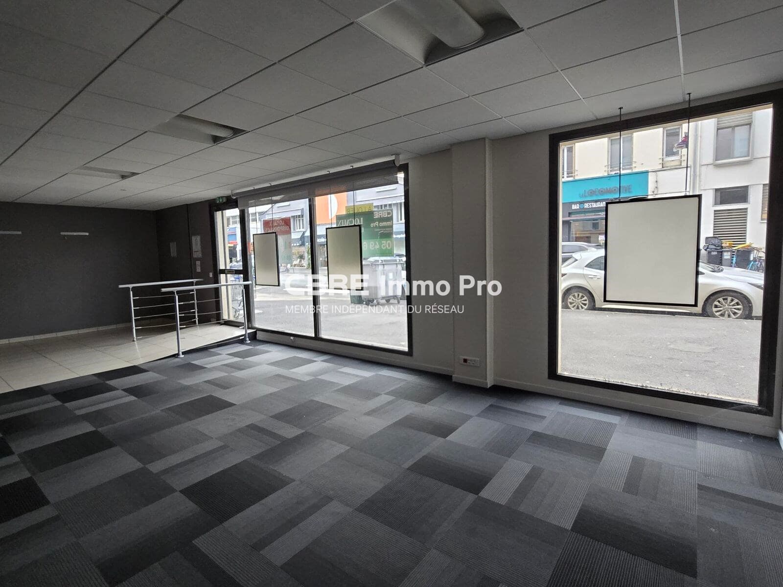 Local commercial 157 m² — VIENNE — photo 1