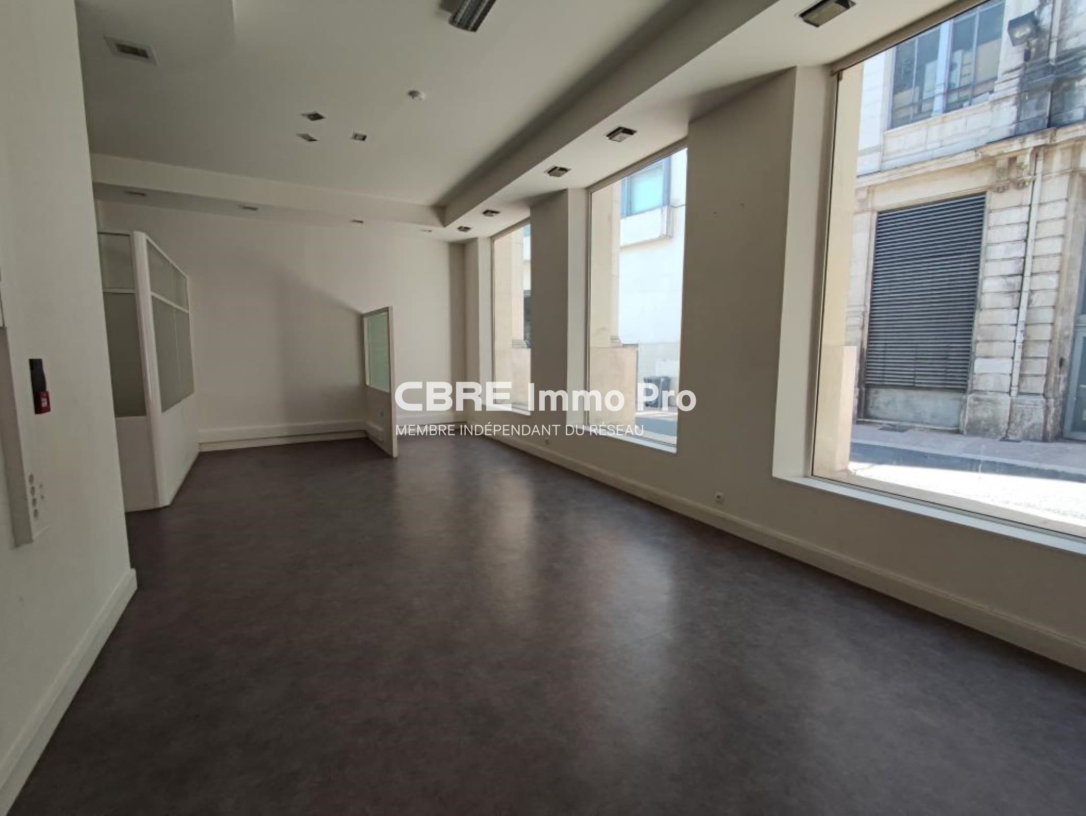 Local commercial 220 m² — VIENNE — photo 1