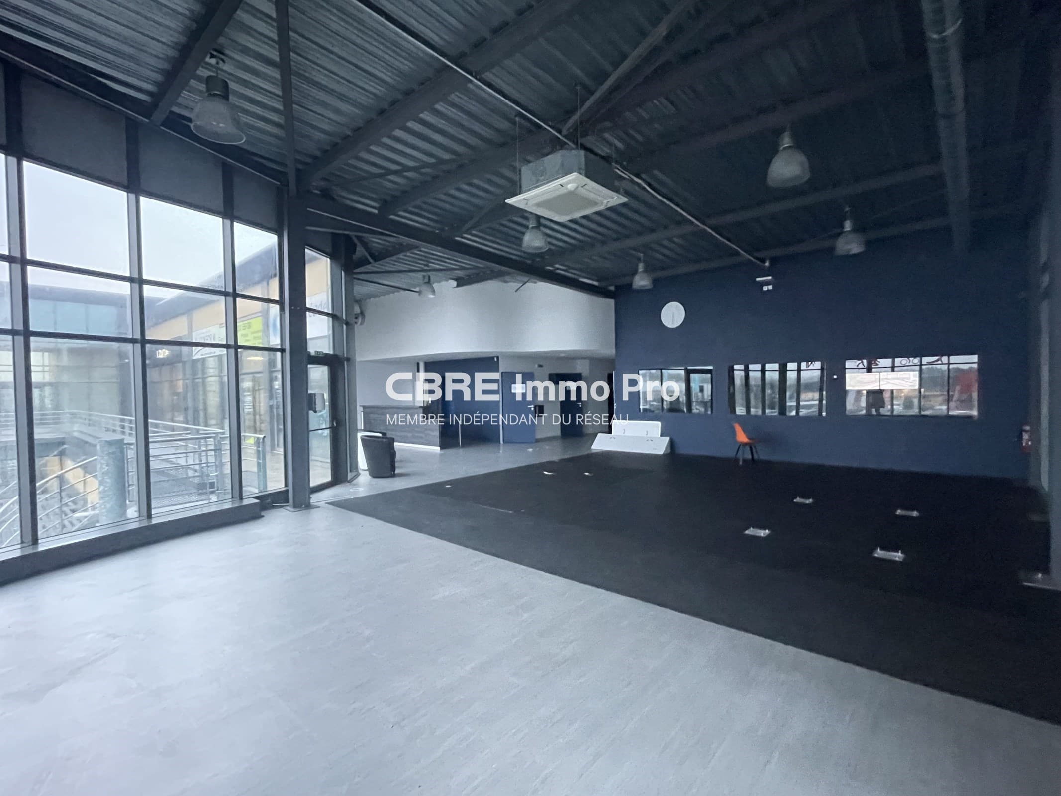 Local commercial 406 m² — VIENNE — photo 1