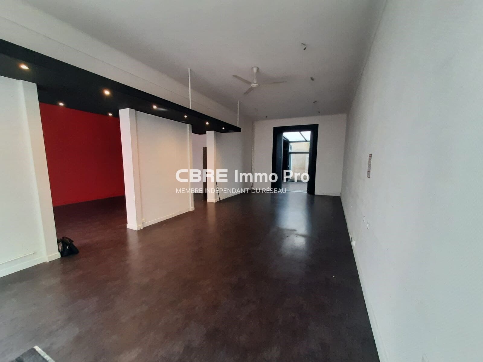 Local commercial 107 m² — VIENNE — photo 1
