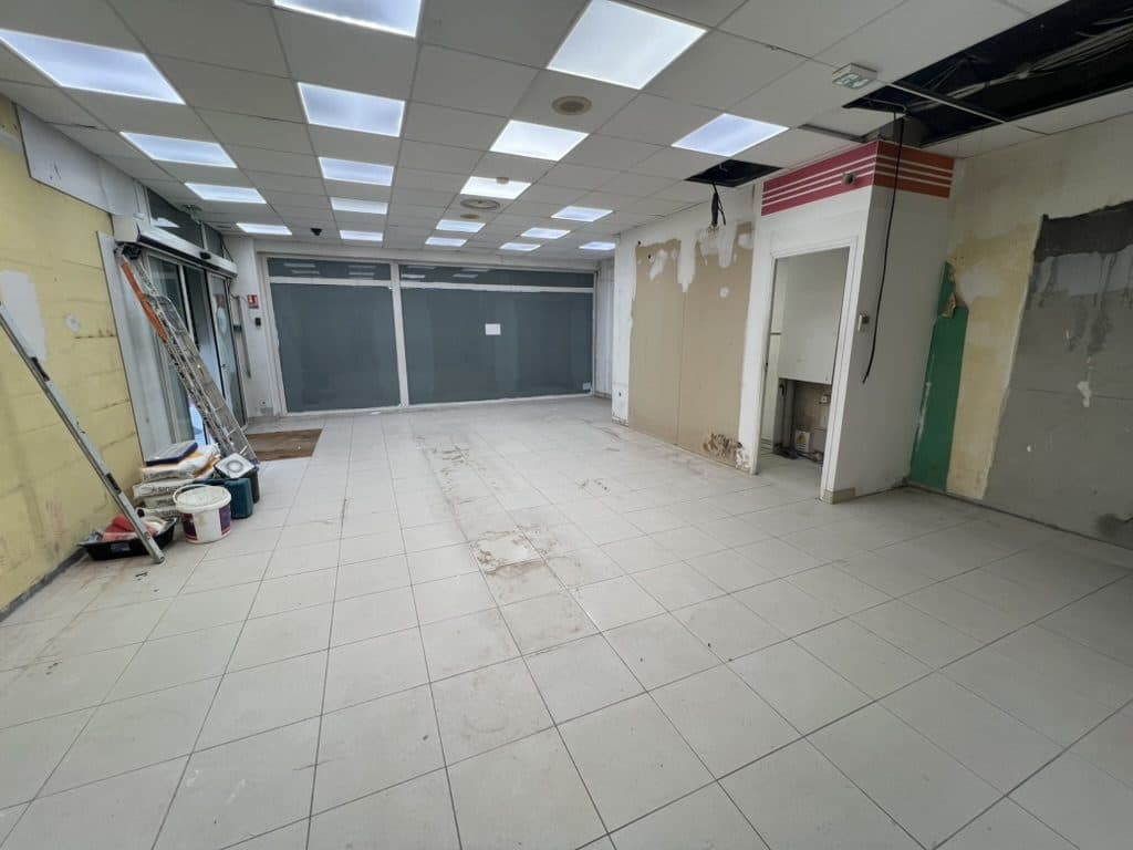 Local commercial · 93 m² · Location — photo 2
