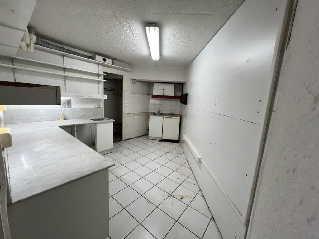Local commercial · 93 m² · Location — photo 3