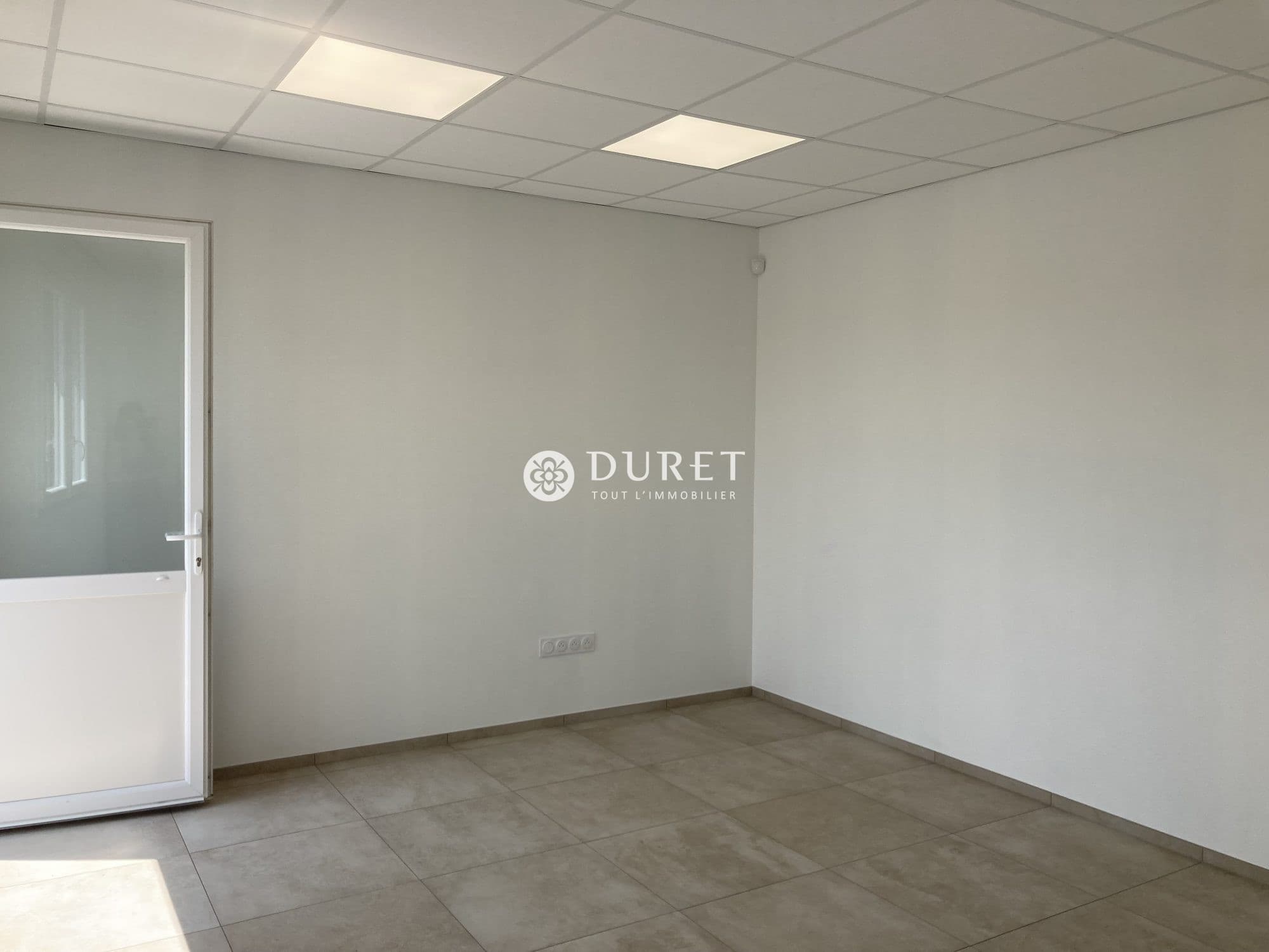 Local commercial · 378 m² · Location — photo 3