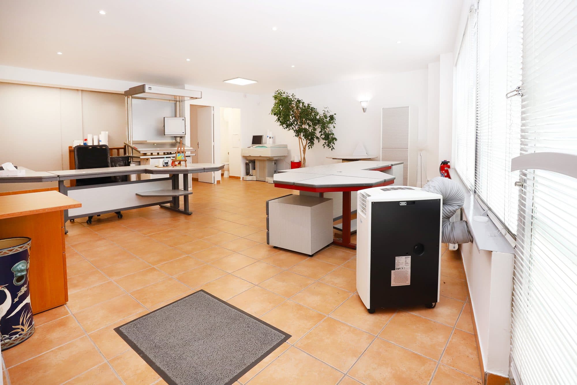 Local commercial 156 m² — MONTREUIL — photo 1