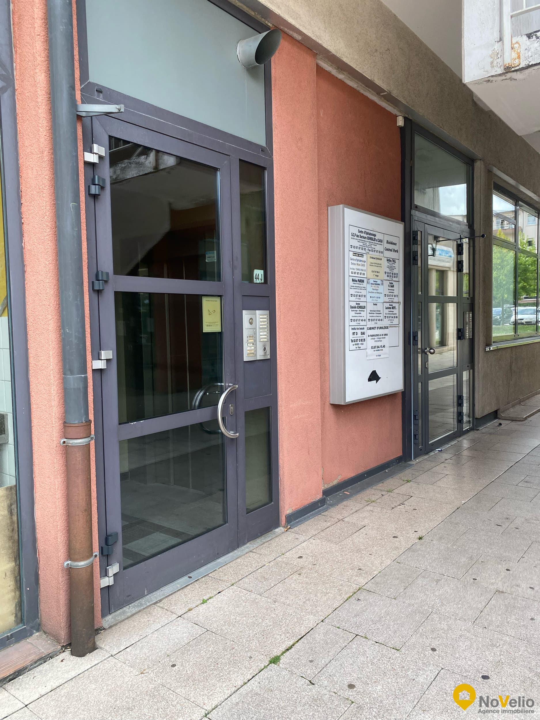 Local commercial · 98 m² · Location — photo 1