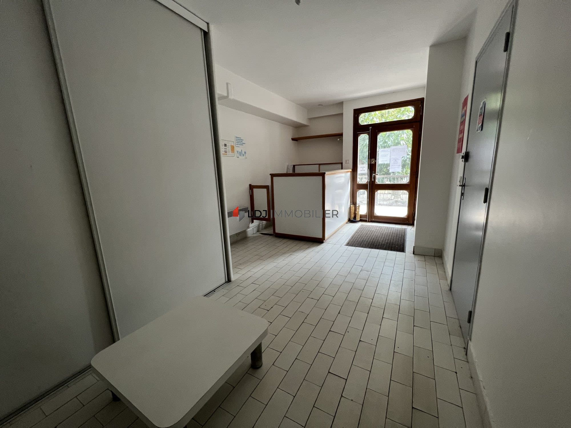 Local commercial · 73 m² · Achat des murs — photo 2