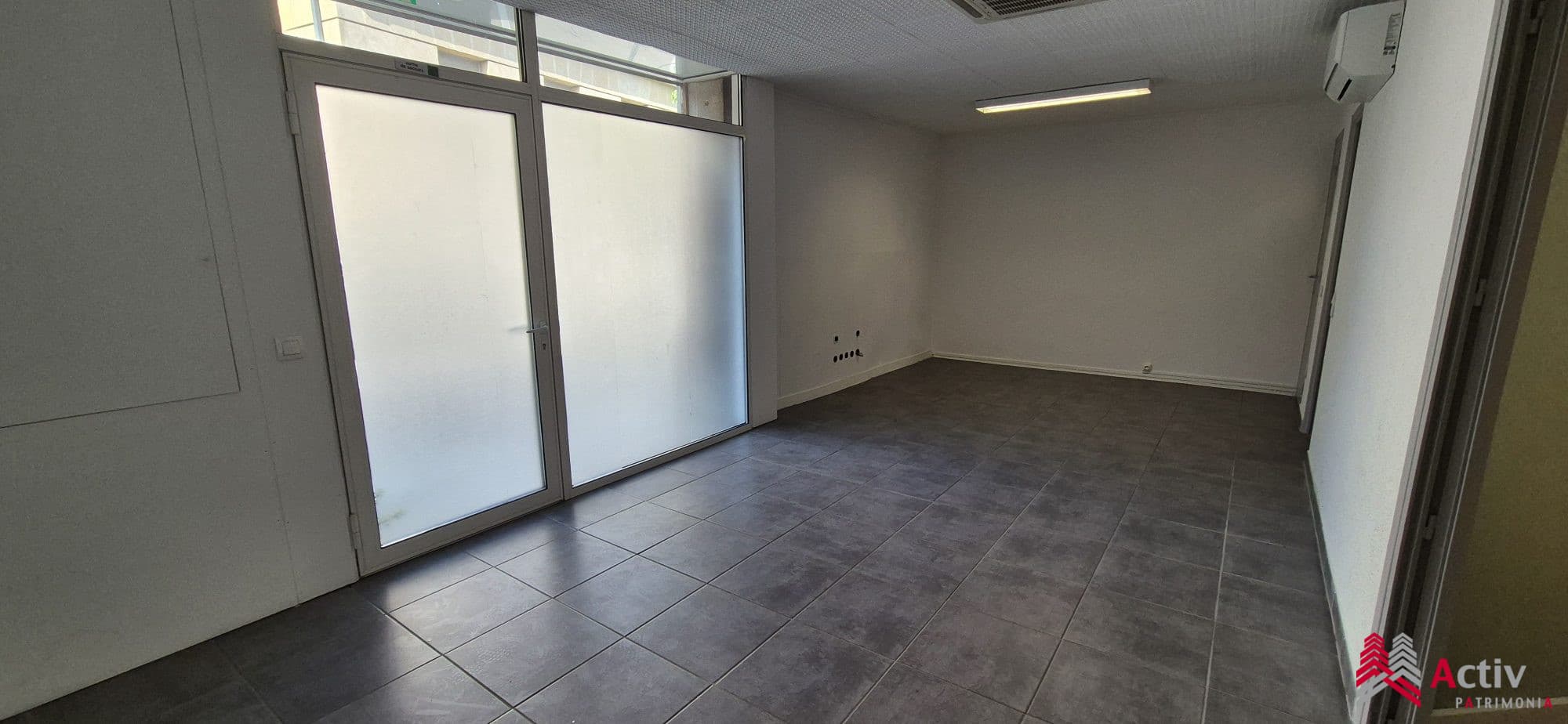 Local commercial · 55 m² · Achat des murs — photo 2